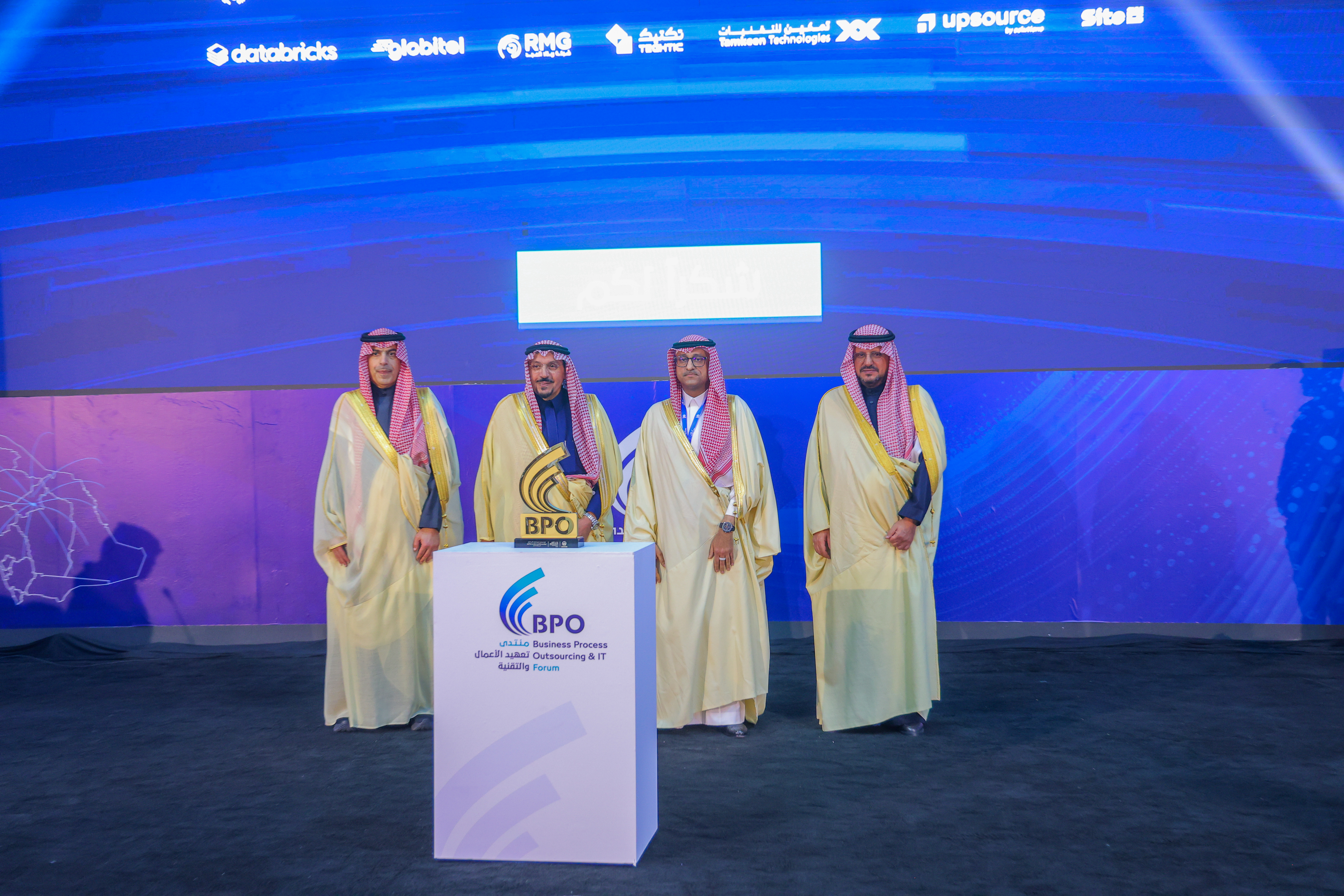 أمير منطقة القصيم يكرّم 